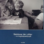 Bogforside: Relationer der rykker -om dagplejepædagogik